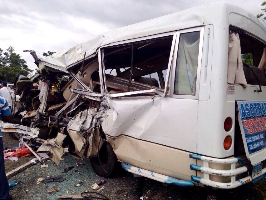 Al menos 10 muertos y varios heridos tras choque entre camión y autobús
